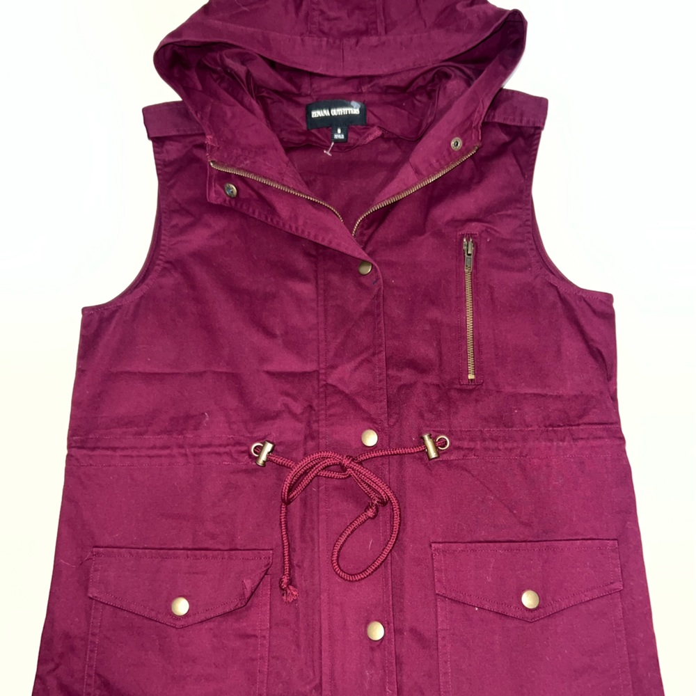 Zenana Outfitters burgundy zip up lightweight vest - size S - great condition